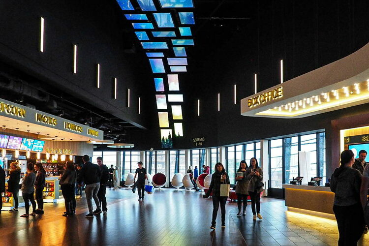 Conoce más sobre la señalización digital en cines